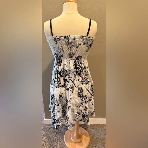 Black and white floral cotton tiered smocked lined sun dress like new - Picture 3 of 4